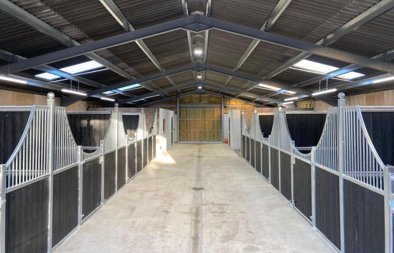 Prestige Stables Very Smart Black Finish Another set of prestige stables, this time with black plastic and curved sweeping fronts.