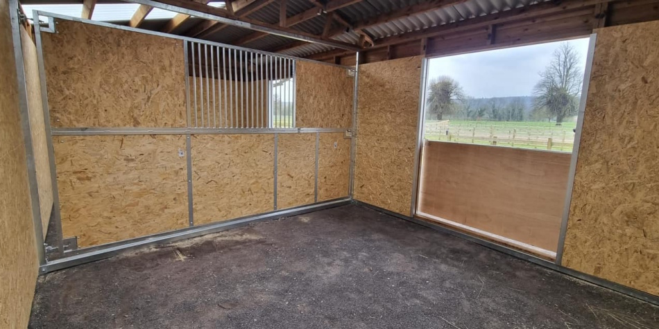 field shelters and equestrian stables manufacturer - barn stables, arena and barn construction throughout the UK.