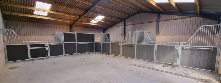 equestrian stables manufacturer of barn stables, field shelters, arena construction through the UK.