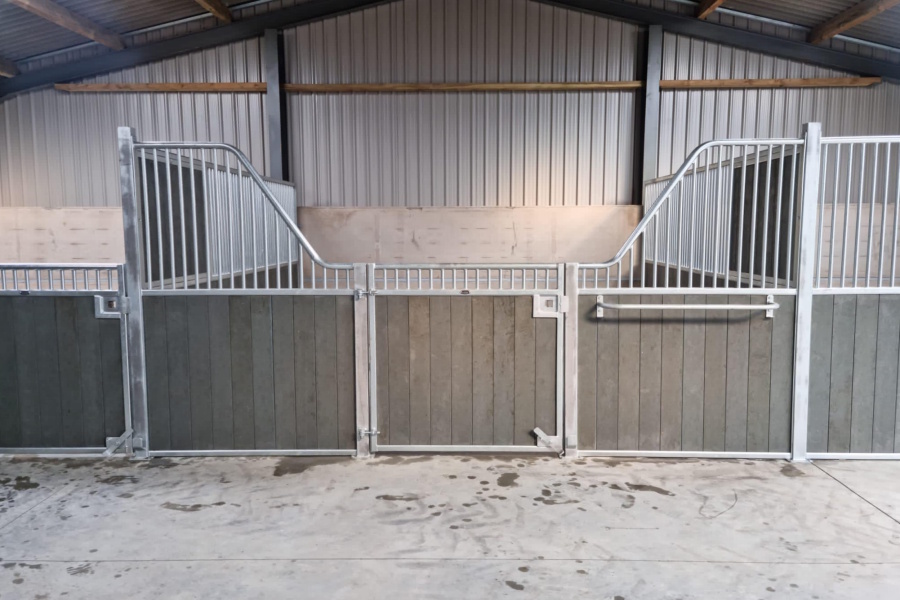equestrian stables manufacturer of barn stables, field shelters, arena construction throughout the UK.